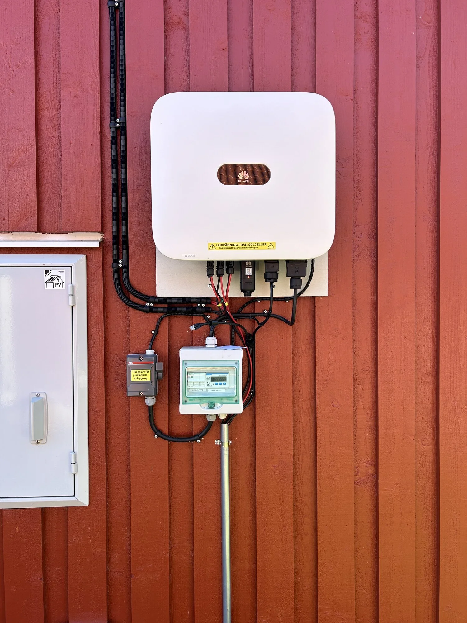 Solceller och växelriktare installation villa